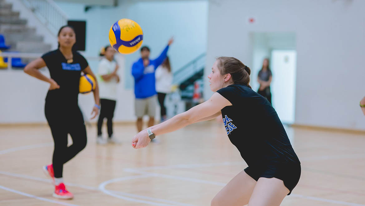 Shelby Swartz '26 about to hit volleyball