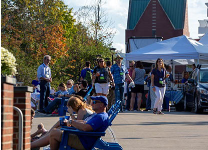 Hartwick alumni and families on Founders' Way